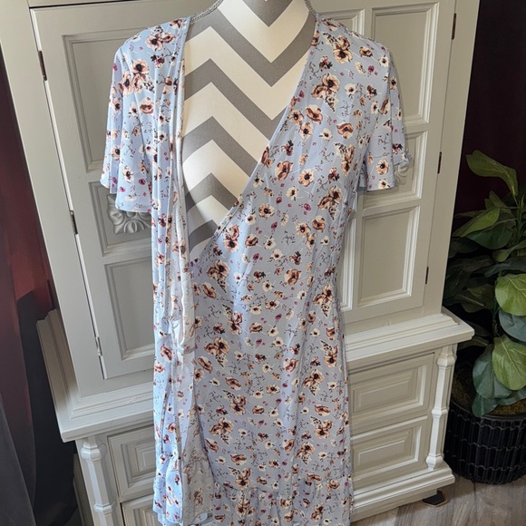 NWT Naggoo Floral V-Neck Wrap Dress Size Medium - Picture 5 of 11